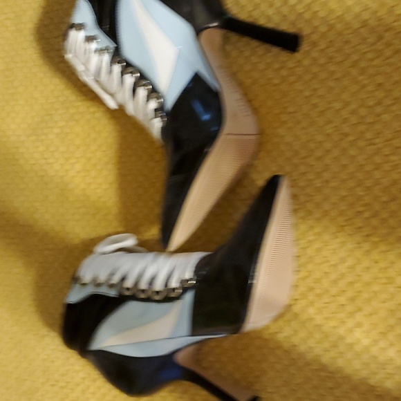 Gianni bini black/ white/ blue 4 inch heel tie up bootie. Size 8.5. New with box - Picture 3 of 4